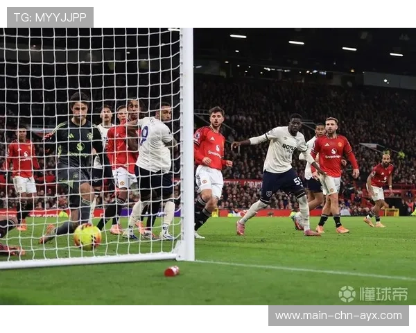 曼联中路的连续直塞撕开了对手的最后防线 曼联中路的连续直塞撕开了对手的最后防线
