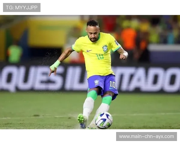 内马尔意外在训练中被队友泼水庆祝生日，现场笑声不断