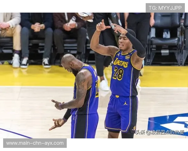 詹姆斯助攻队友补篮,湖人团队篮球回归 詹姆斯助攻队友补篮,湖人团队篮球回归