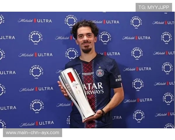 巴黎连续利用三角配合打通肋部，维蒂尼亚表现出色