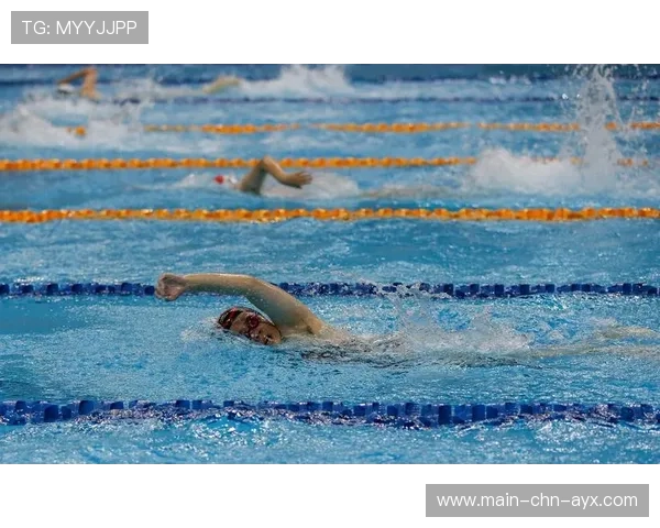 游泳一个转身帮选手领先半个身体